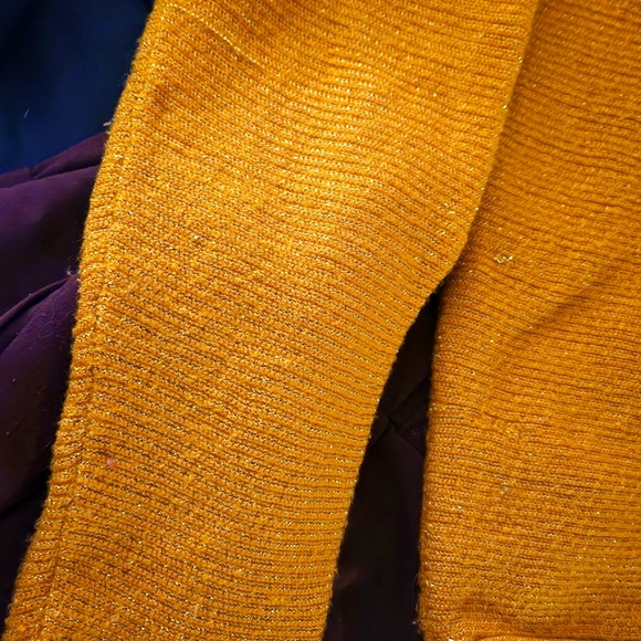Gold shirt SMALL - Picture 2 of 4